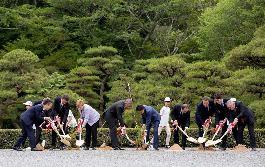 Quella volta in cui i grandi del G7 piantrono alberi per la fotocamera